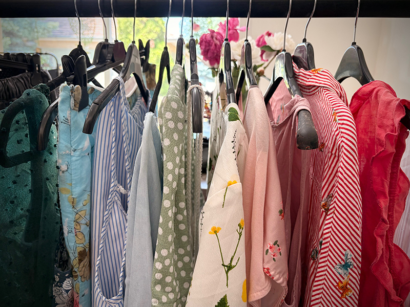 Fenntartható divat és tudatos választás: A Kapocs Közösségi Ruhatár küldetése