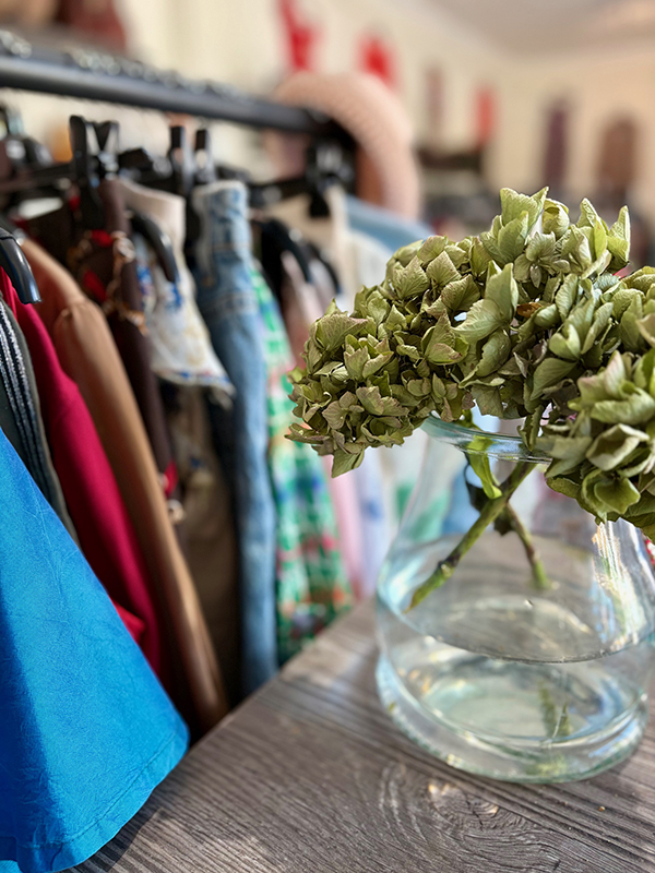 A gardróbunk súlya: Hogyan győzzük le a pazarlás kultúráját a közösség erejével?