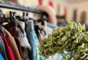 A gardróbunk súlya: Hogyan győzzük le a pazarlás kultúráját a közösség erejével?